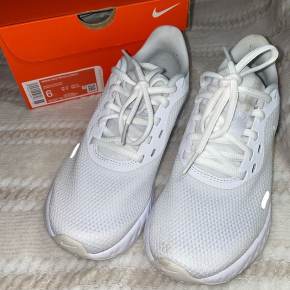 Women’s Nike Revolution 5 - Picture 3 of 3